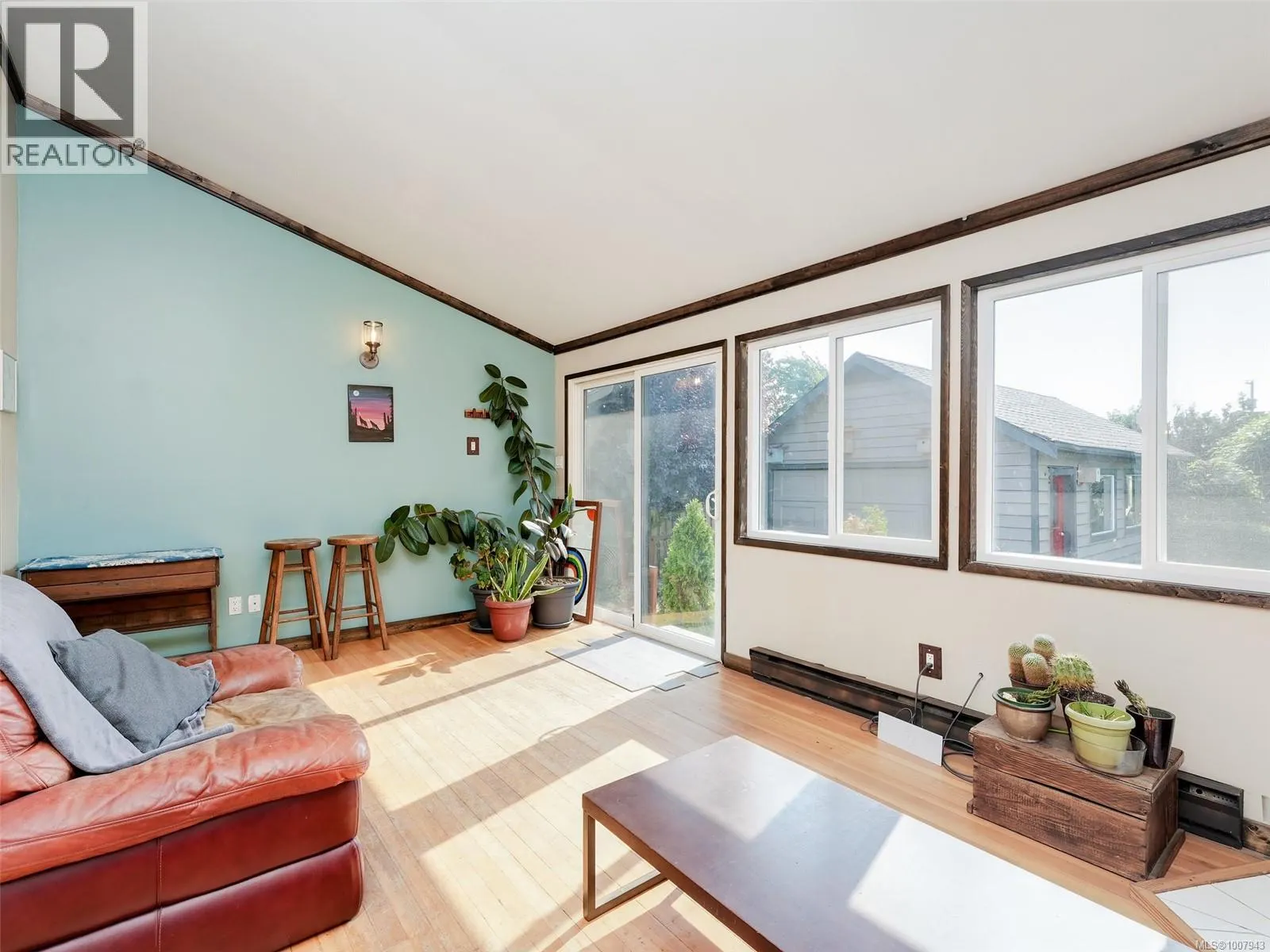 927 Dunsmuir Rd