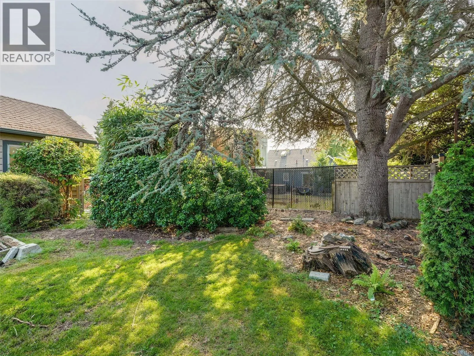 927 Dunsmuir Rd
