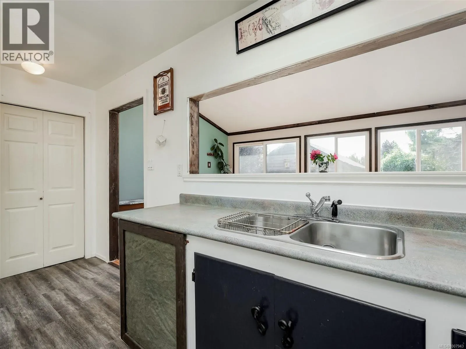927 Dunsmuir Rd