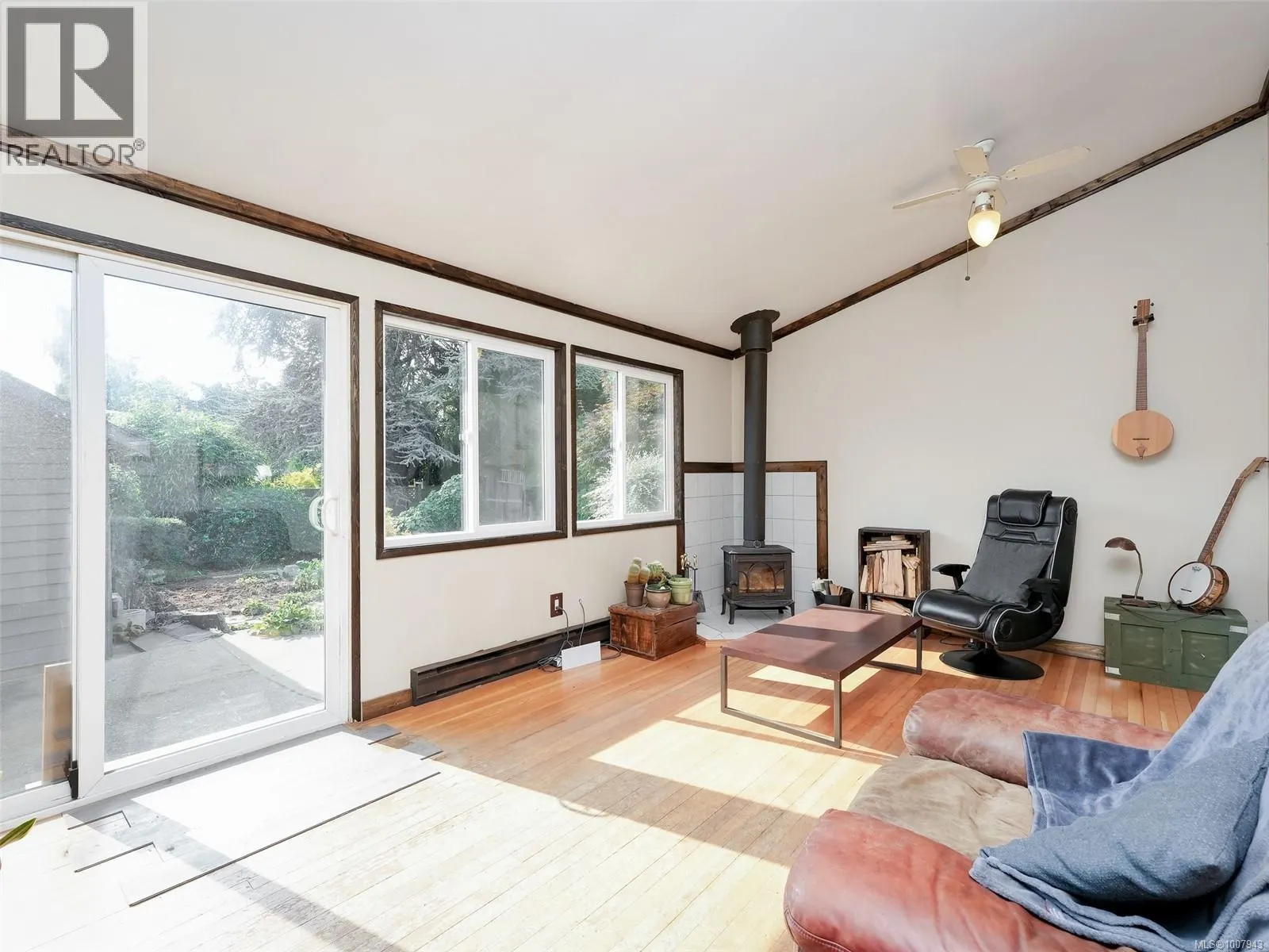 927 Dunsmuir Rd