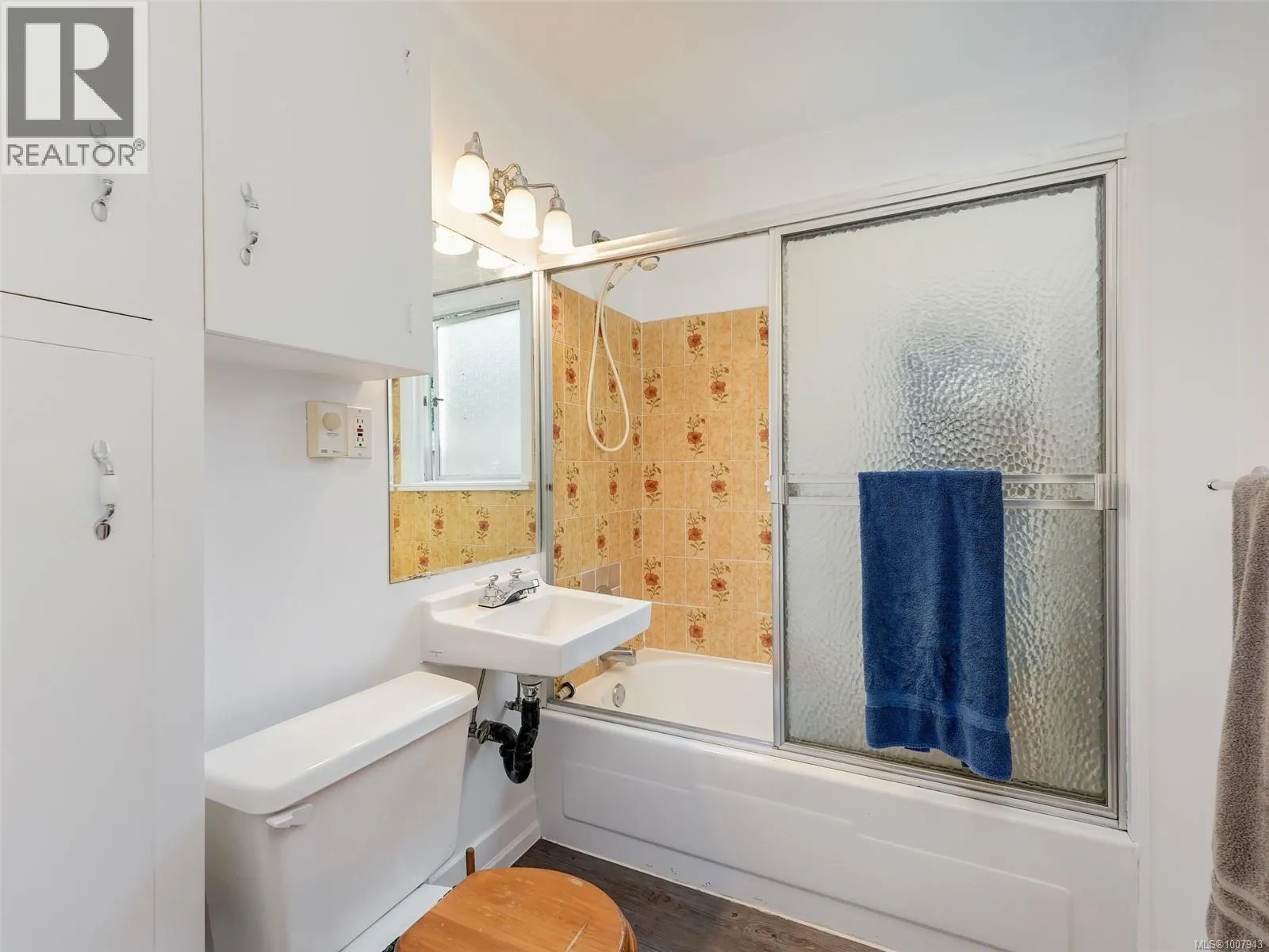 927 Dunsmuir Rd
