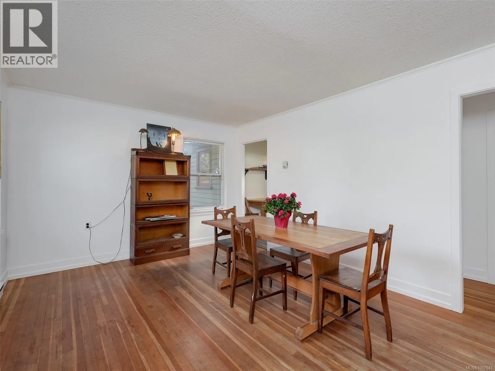 927 Dunsmuir Rd