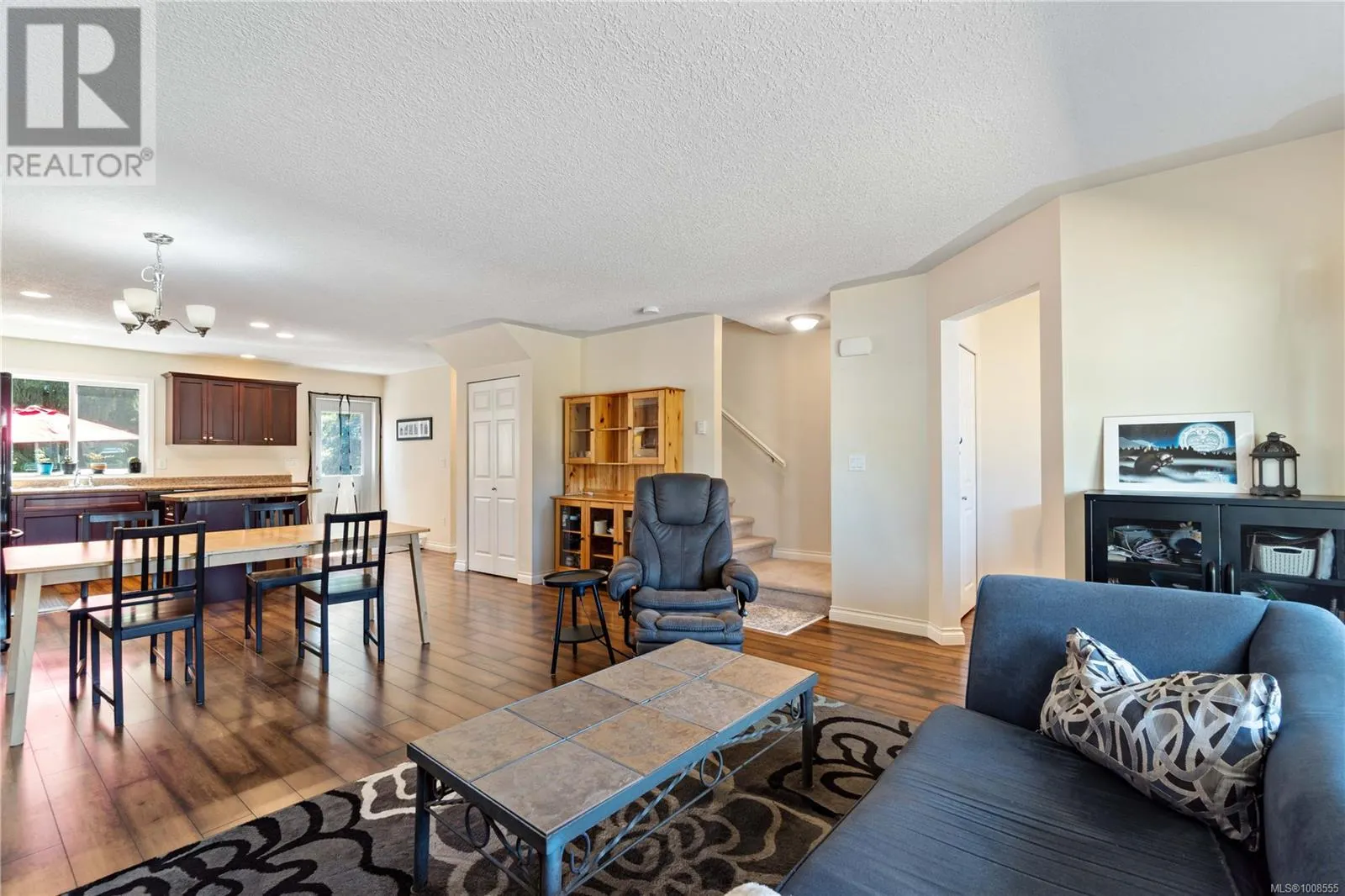 323 Applewood Cres