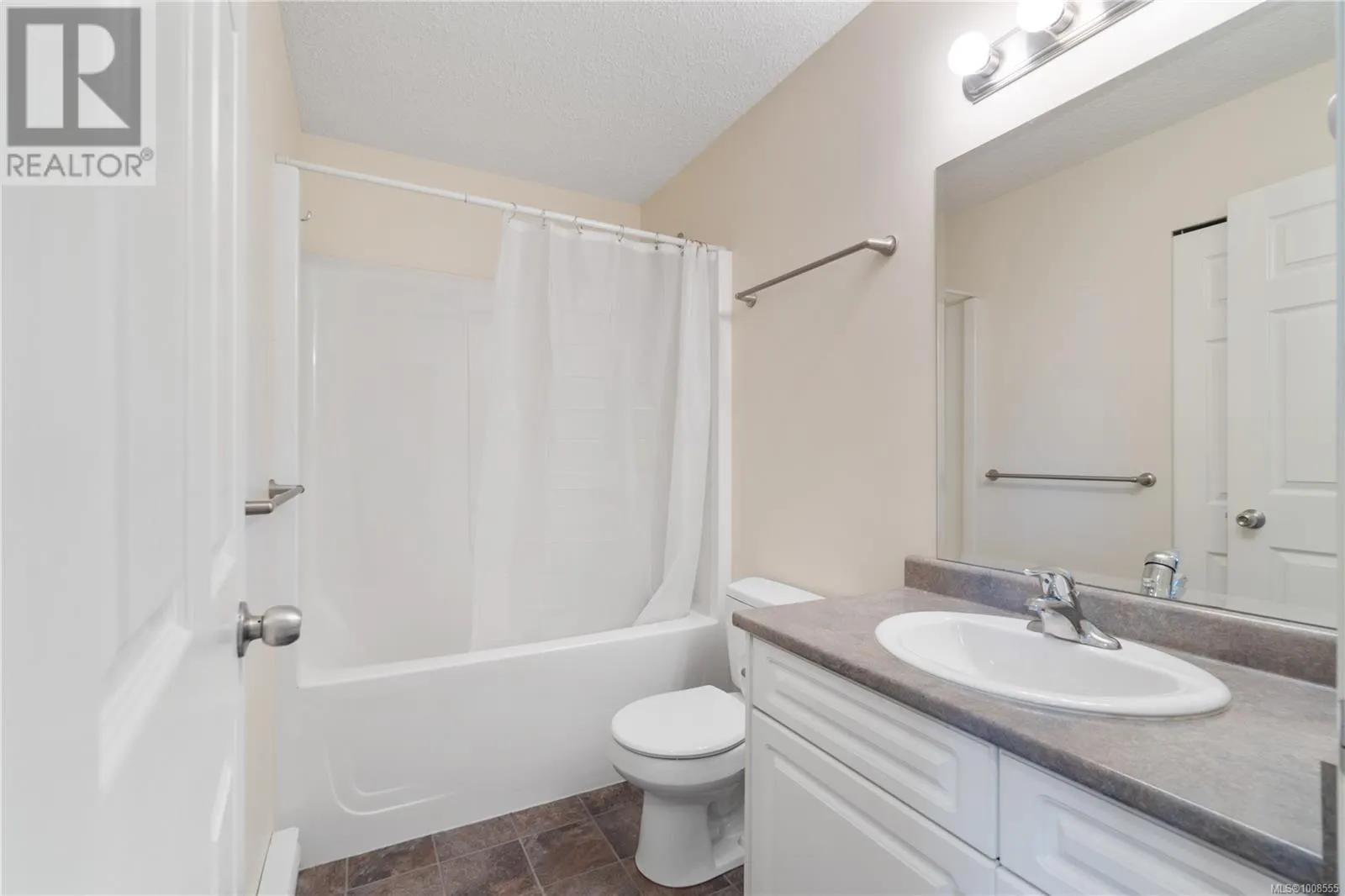323 Applewood Cres