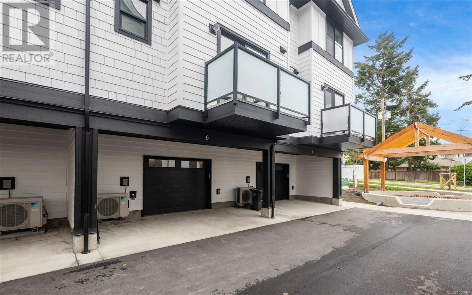 6 820 Dunsmuir Rd