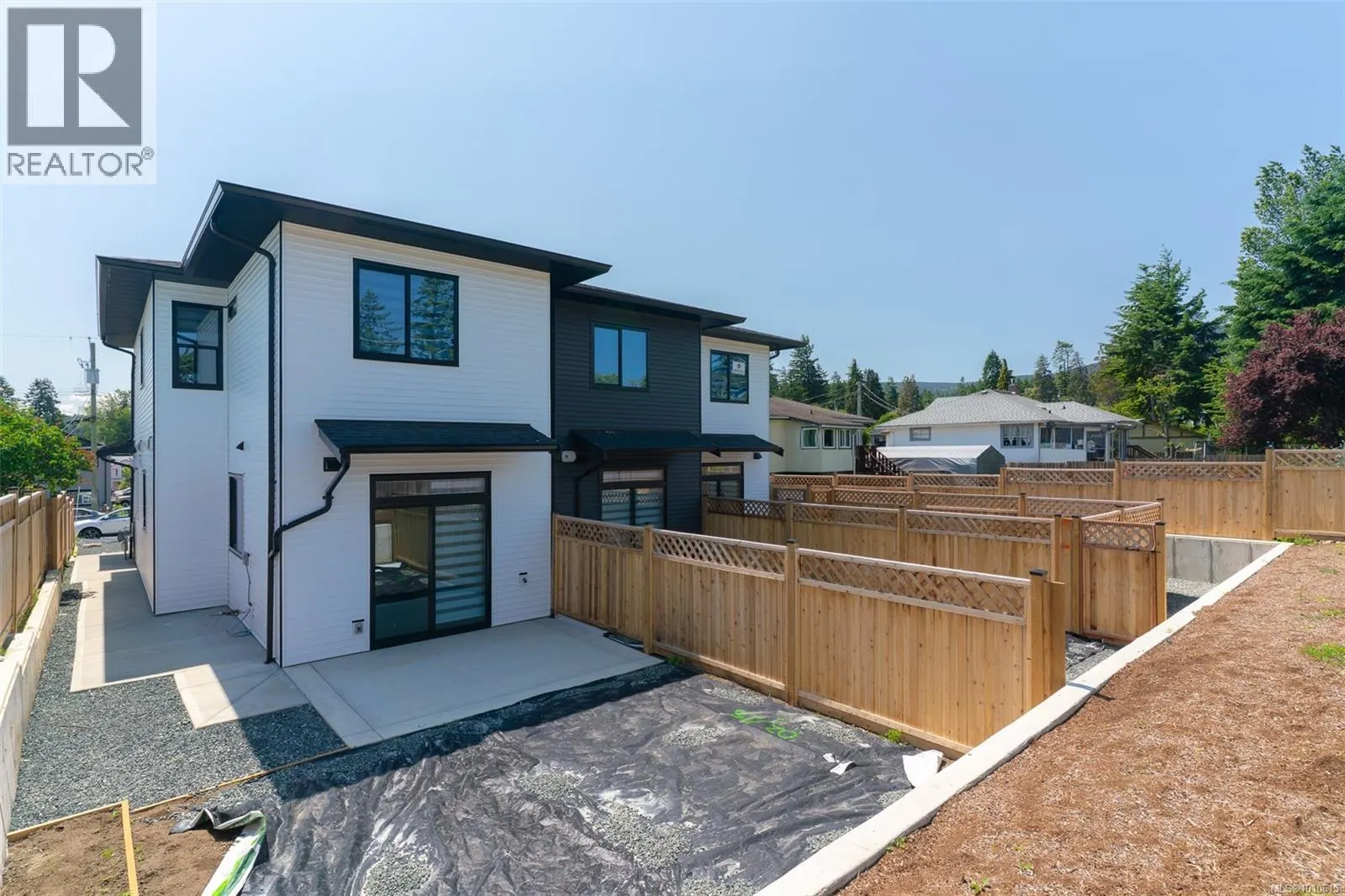 103 608 SANDY Crt