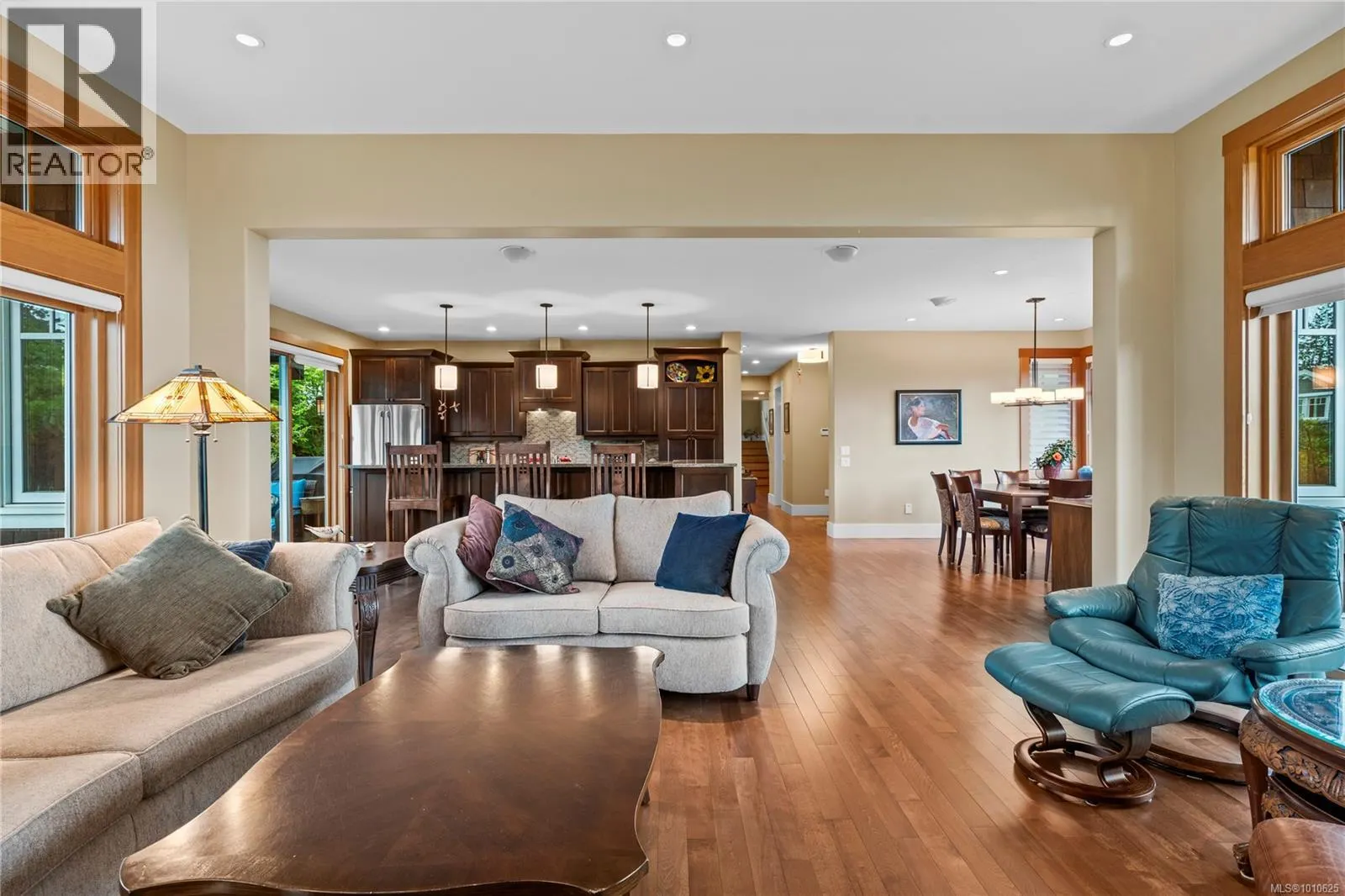 942 Bluffs Dr