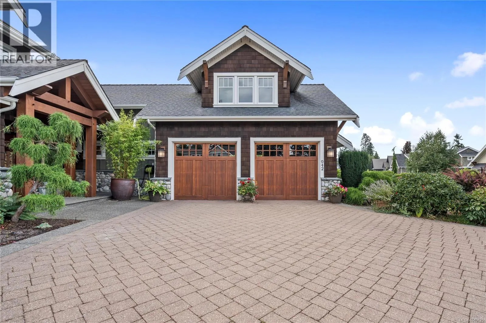 942 Bluffs Dr