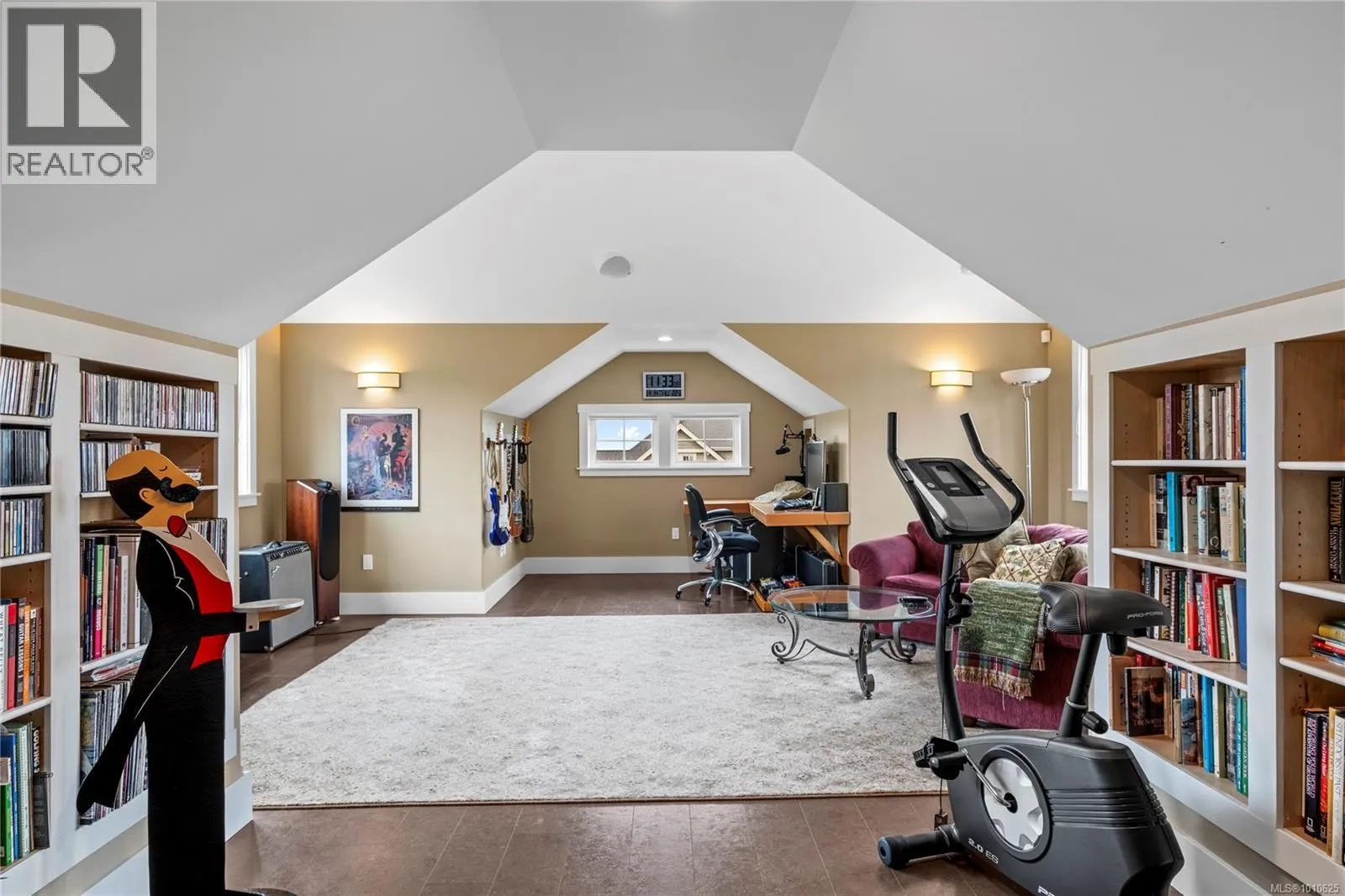 942 Bluffs Dr