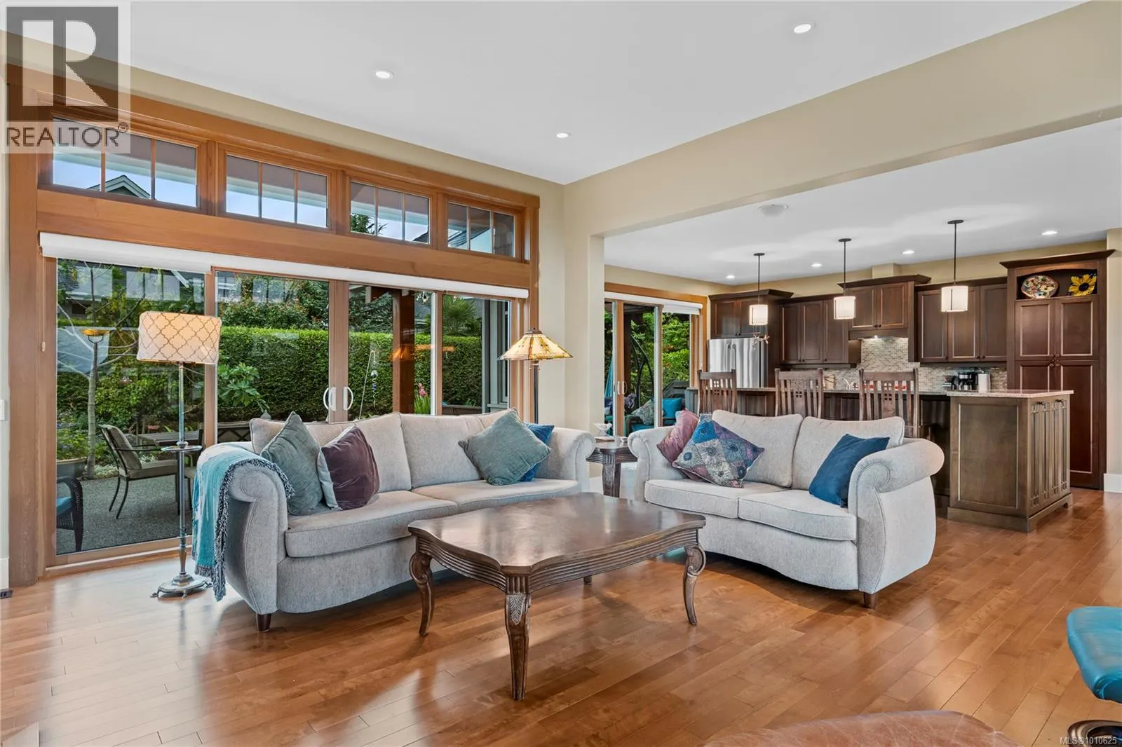 942 Bluffs Dr