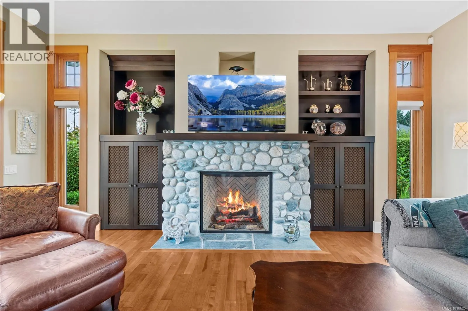 942 Bluffs Dr