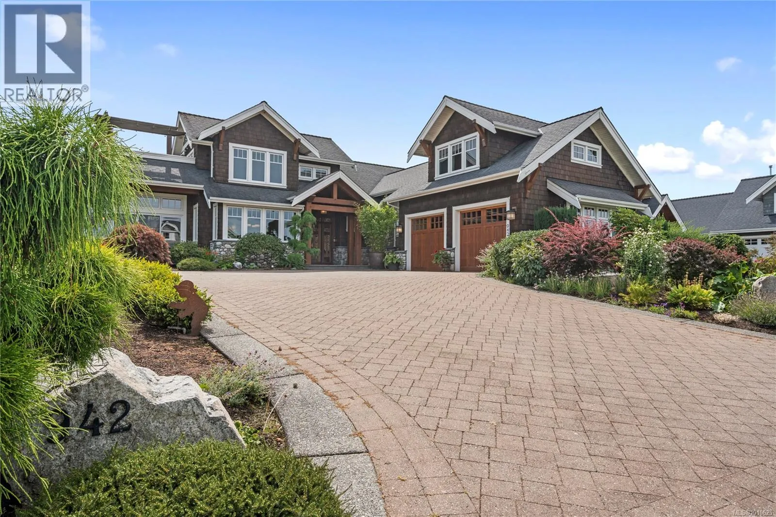 942 Bluffs Dr