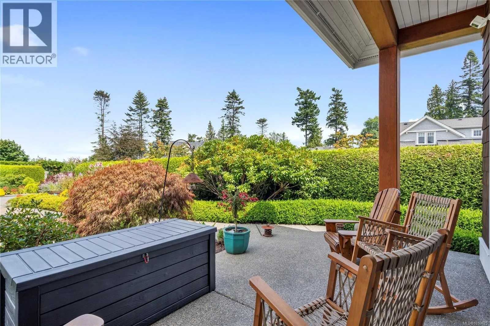 942 Bluffs Dr