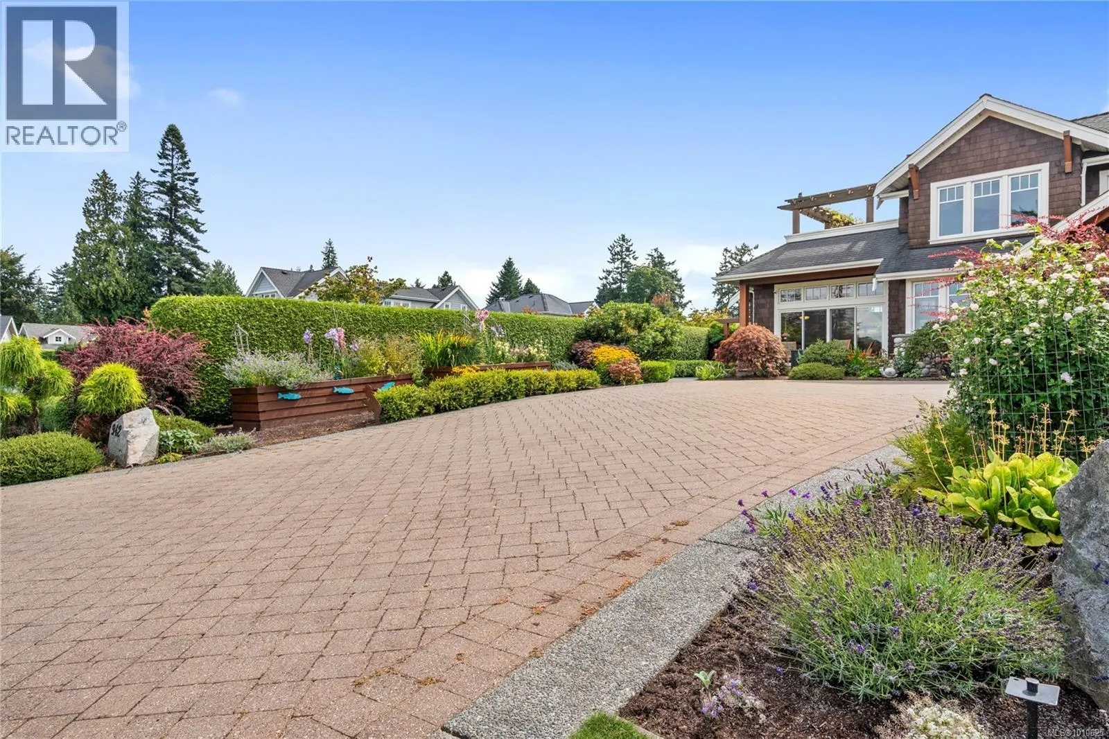 942 Bluffs Dr
