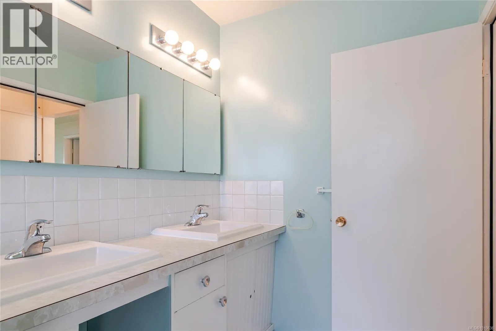 2540 Holyrood Dr