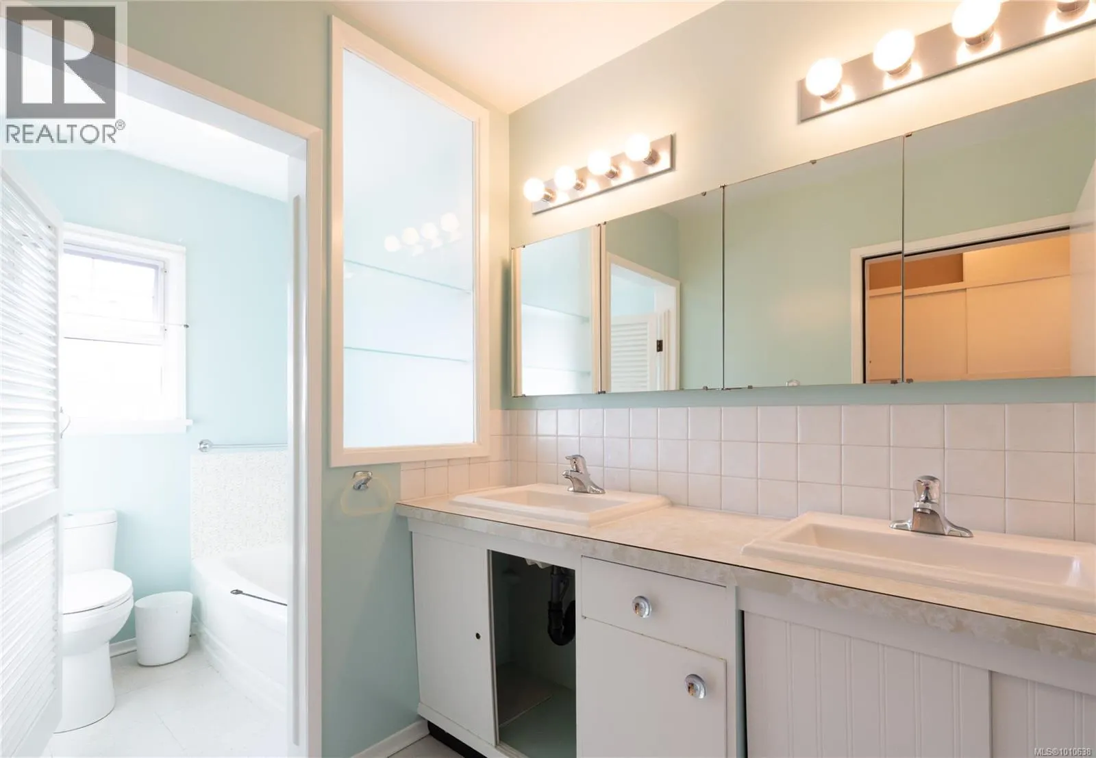 2540 Holyrood Dr