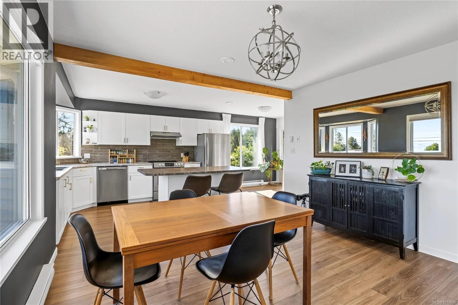 1184 Centre Rd