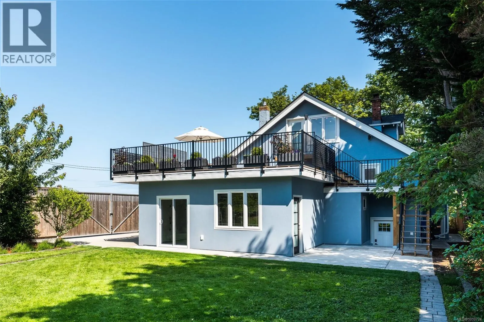 2170 Esplanade