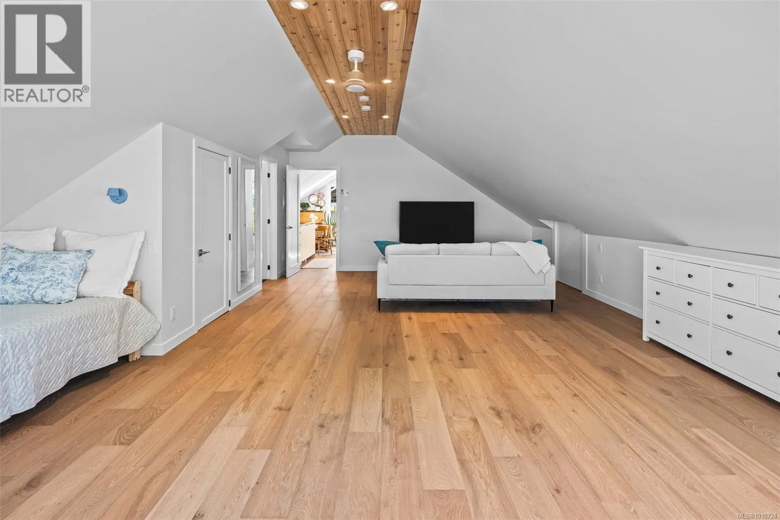 2170 Esplanade