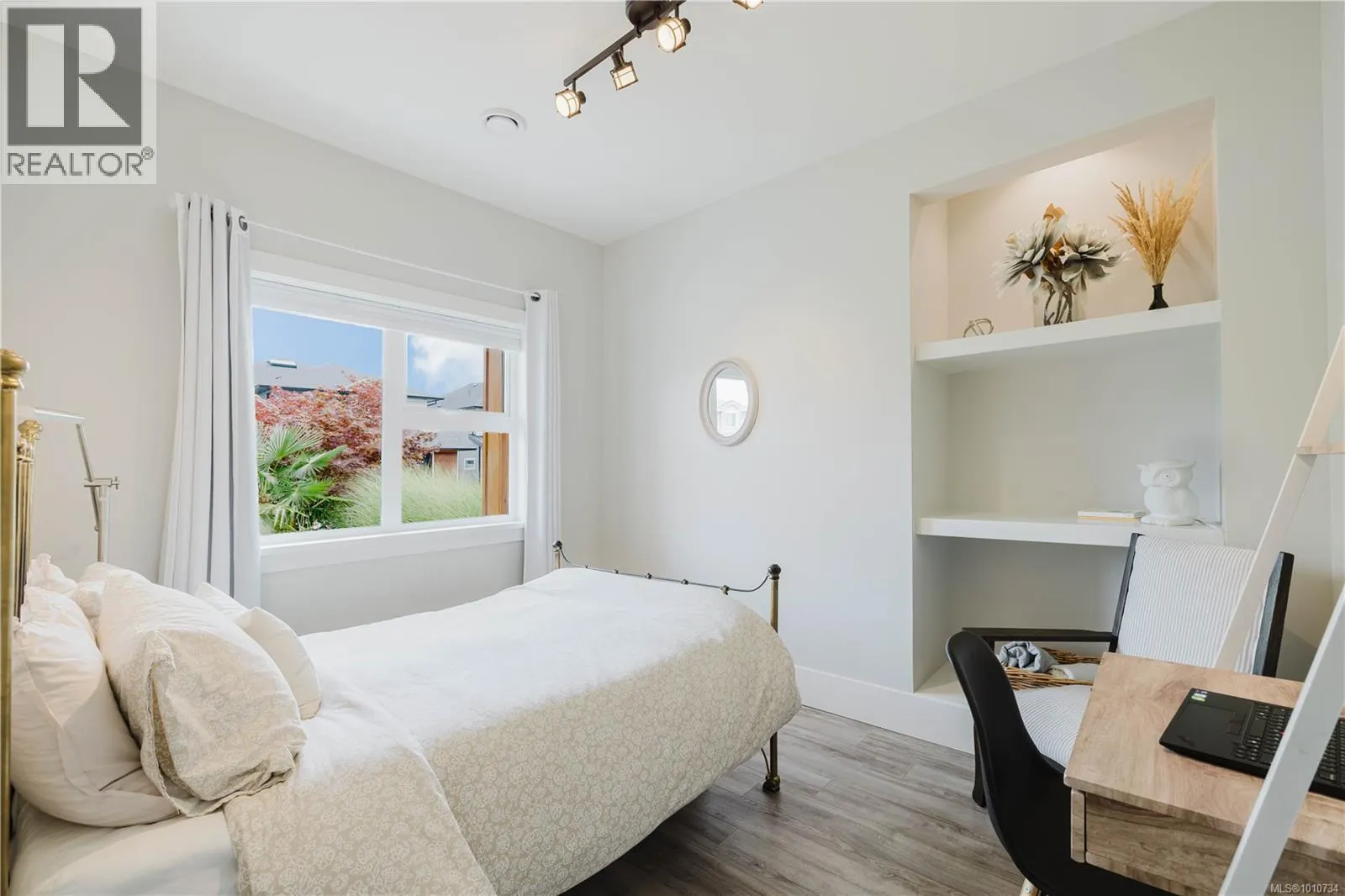 2367 Azurite Cres