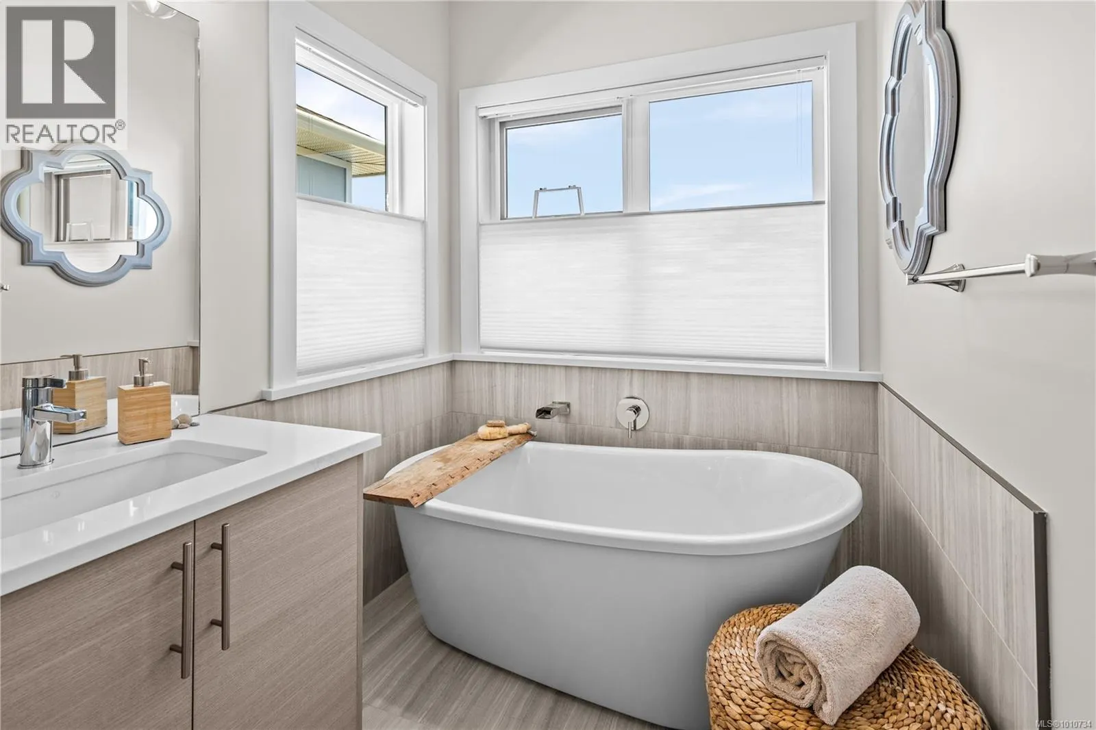 2367 Azurite Cres