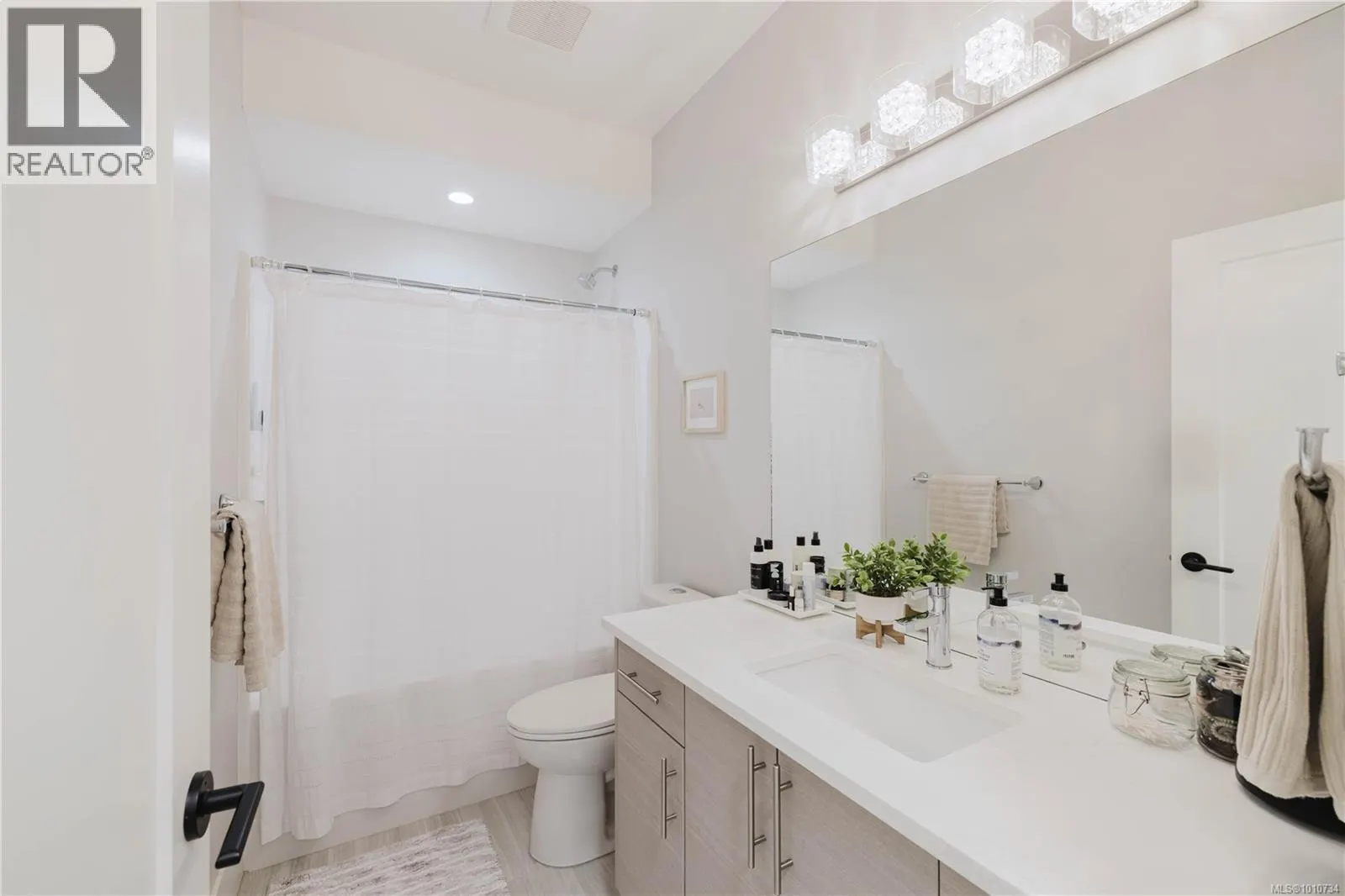 2367 Azurite Cres