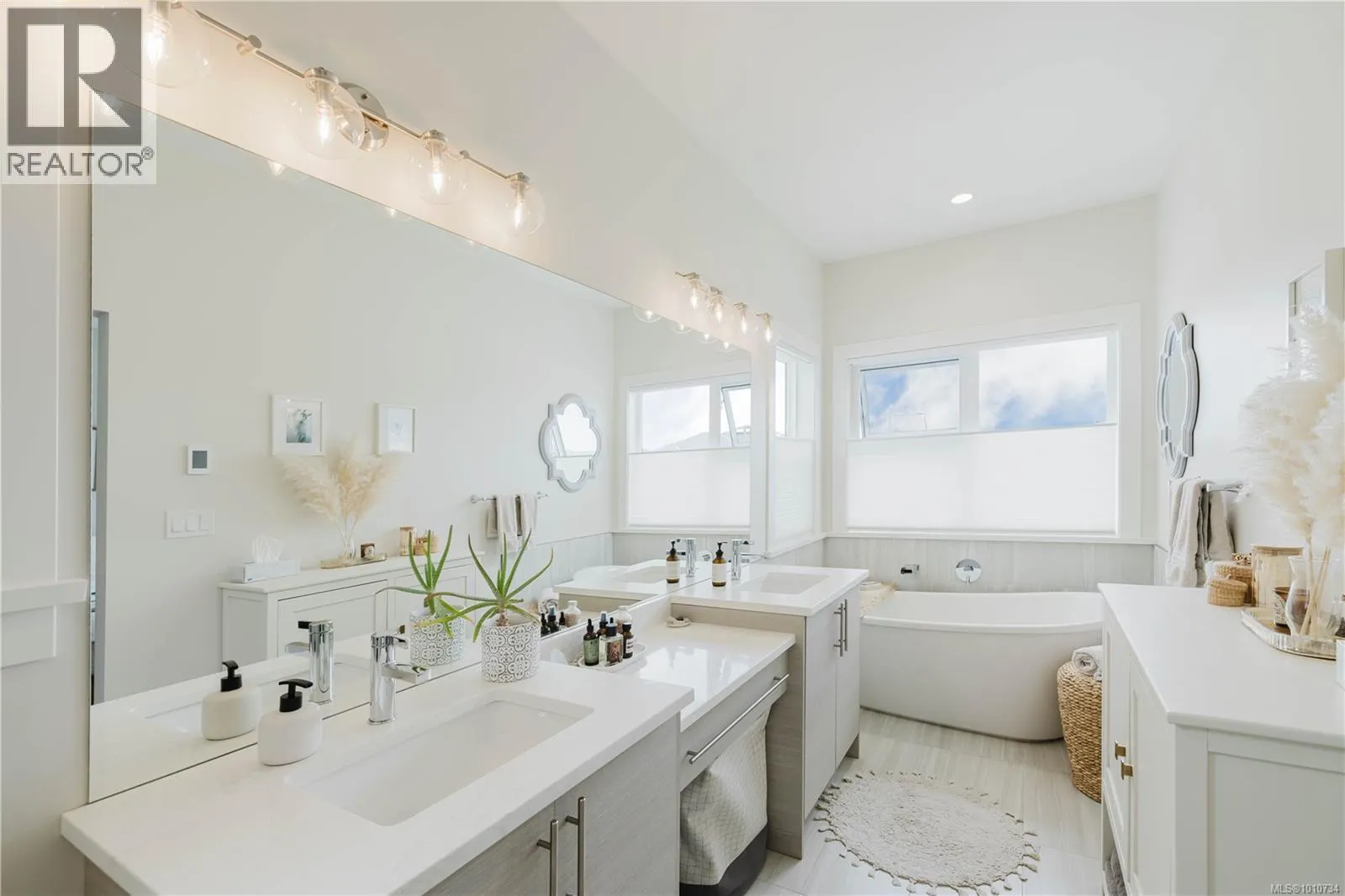 2367 Azurite Cres