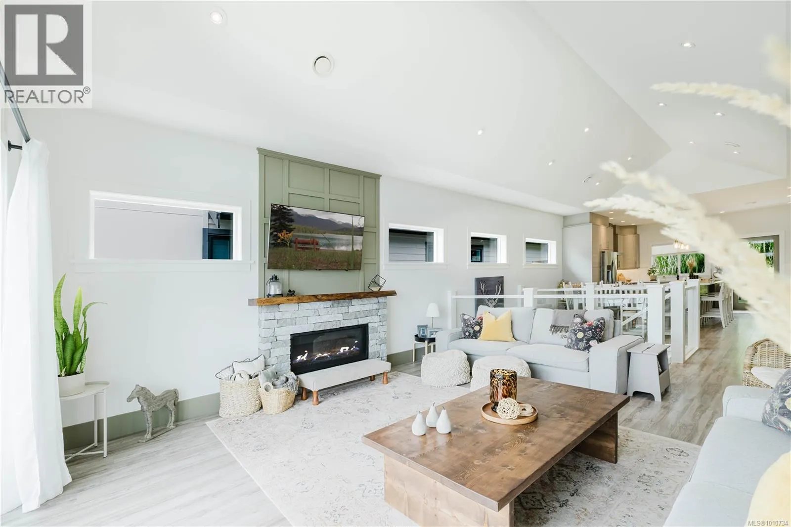 2367 Azurite Cres