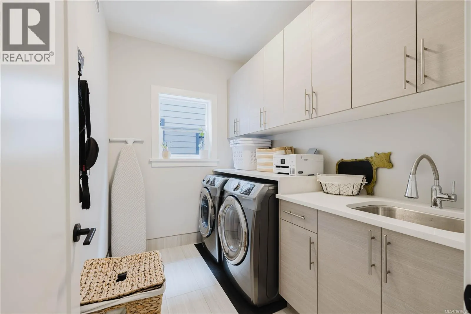 2367 Azurite Cres