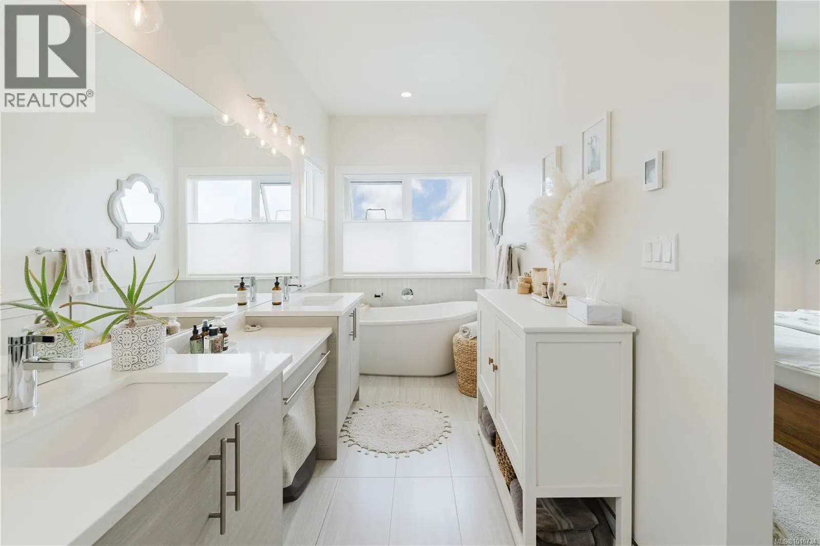 2367 Azurite Cres