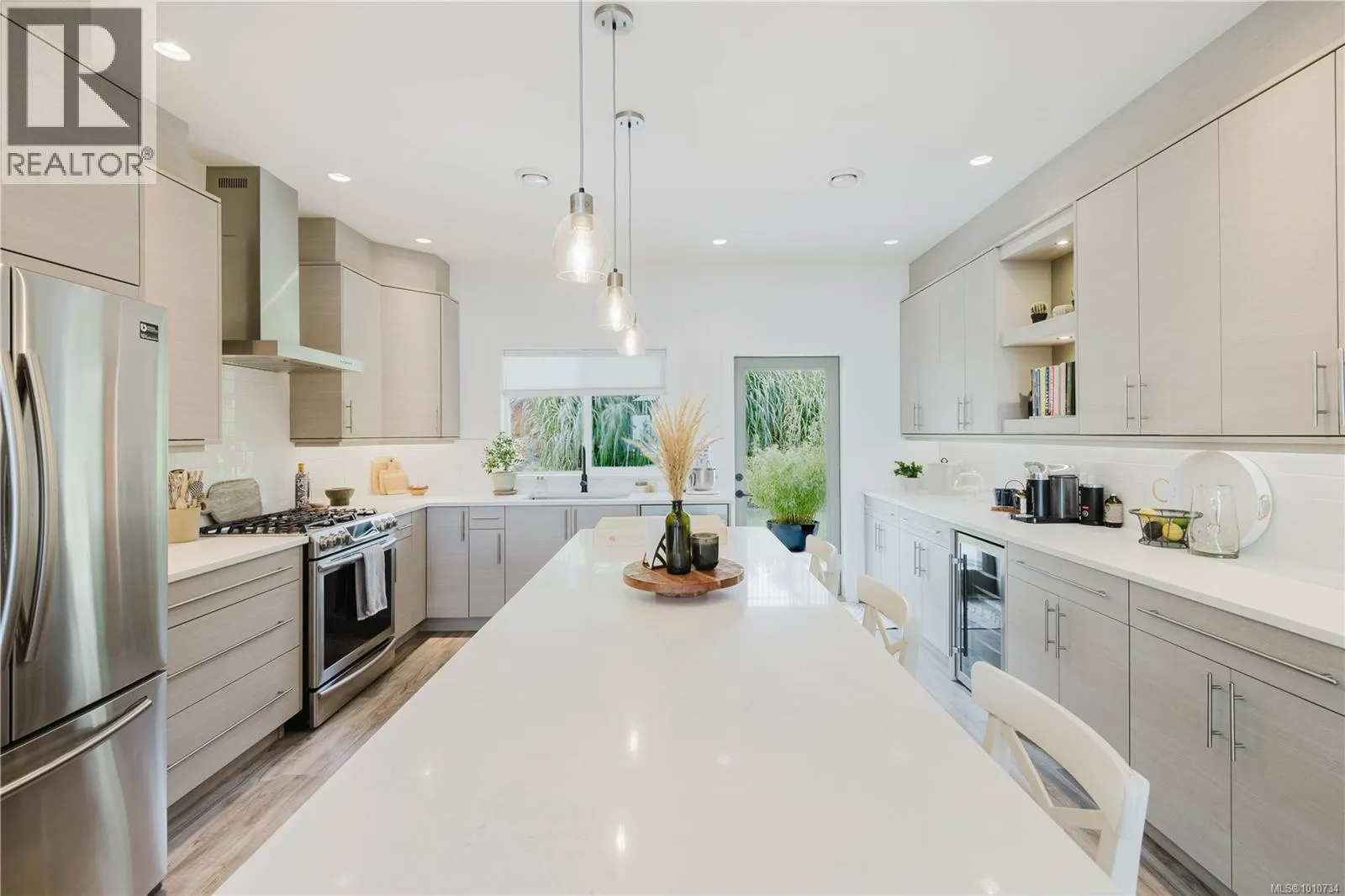 2367 Azurite Cres