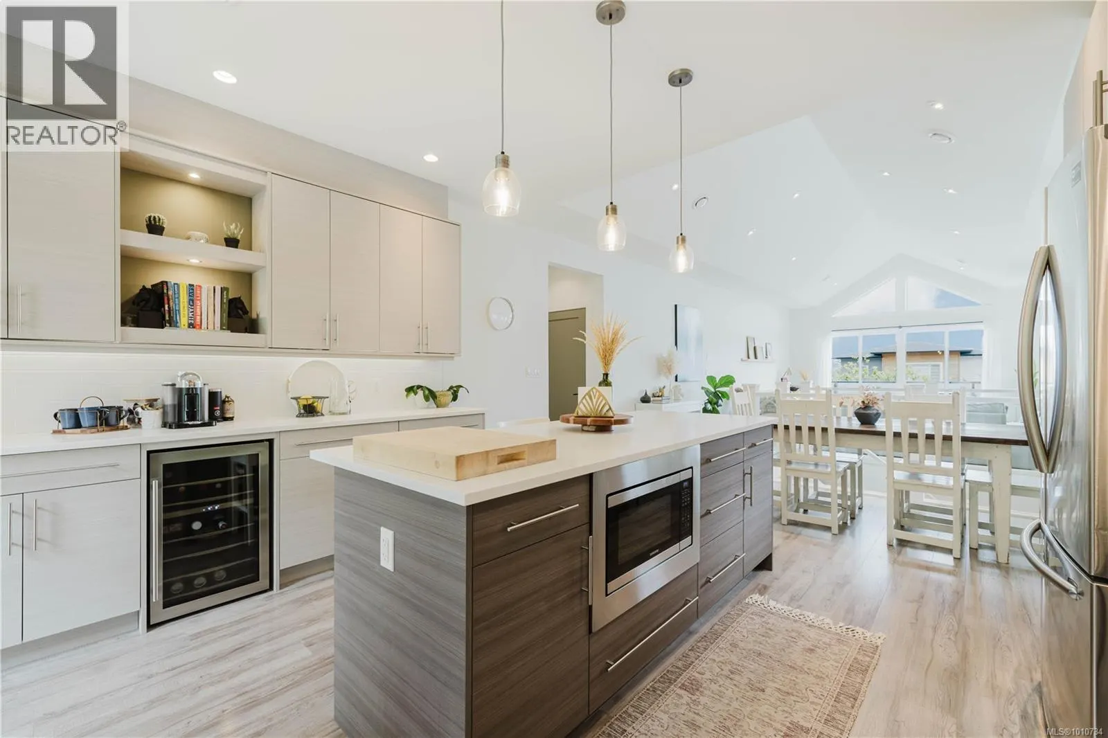 2367 Azurite Cres
