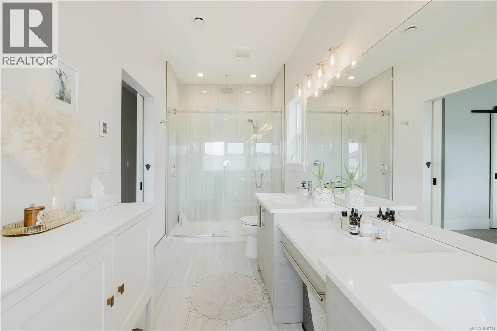 2367 Azurite Cres