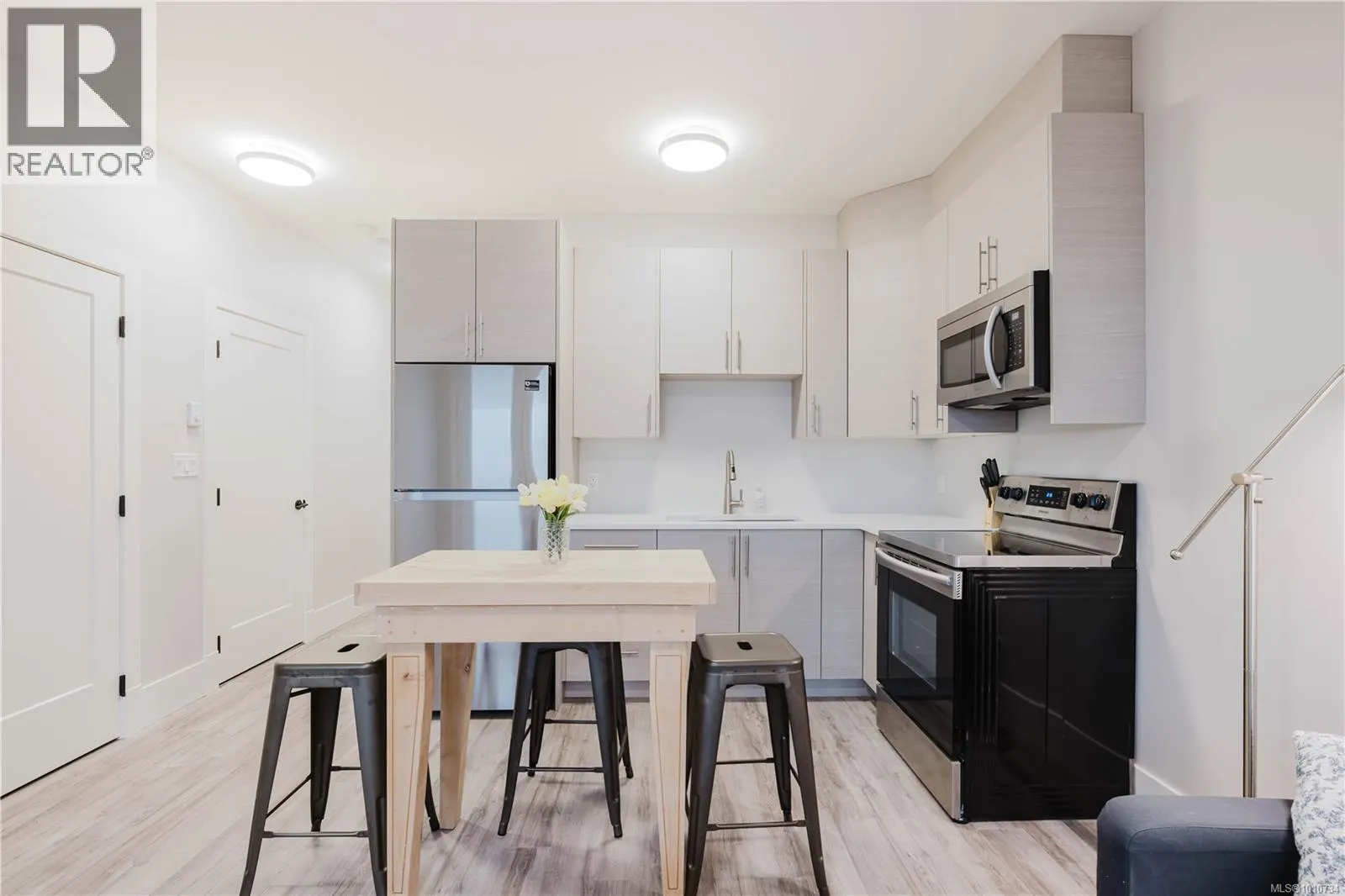 2367 Azurite Cres