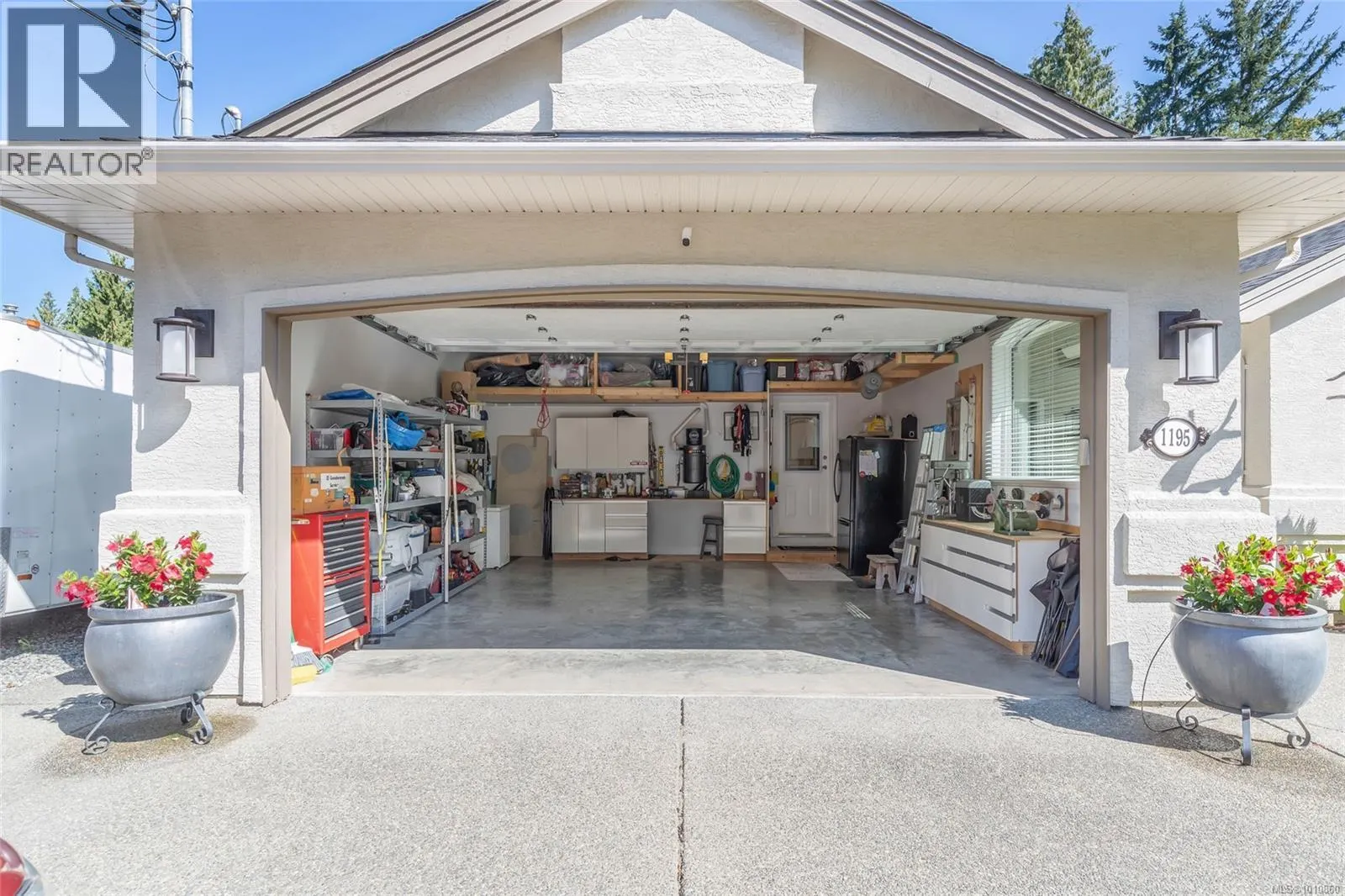 1195 Roberton Blvd