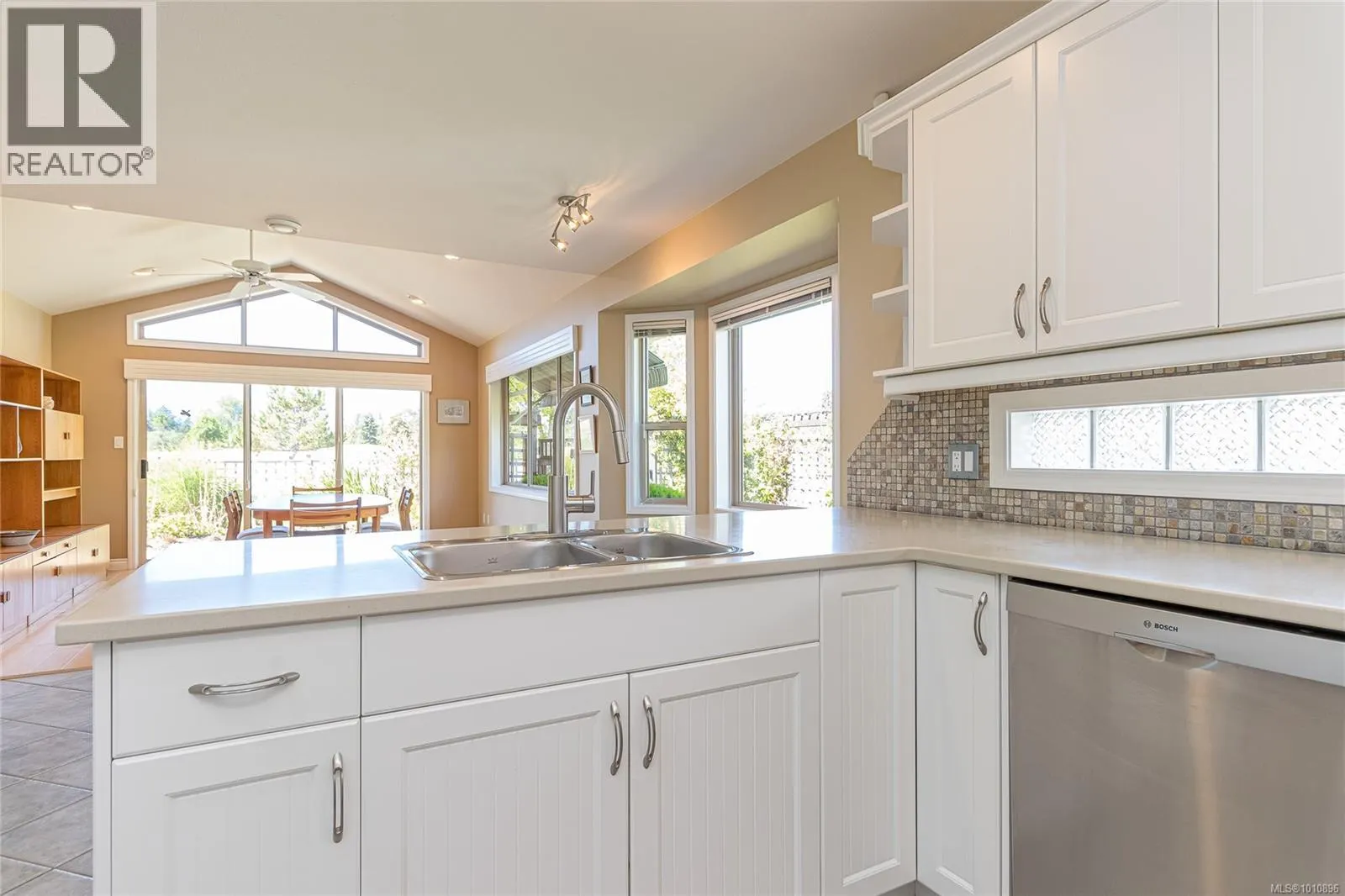1118 Roberton Blvd