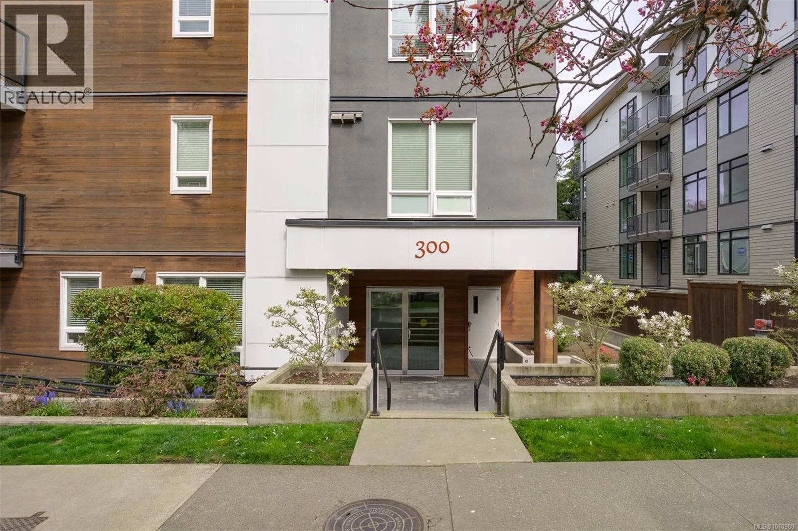 102 300 Michigan St