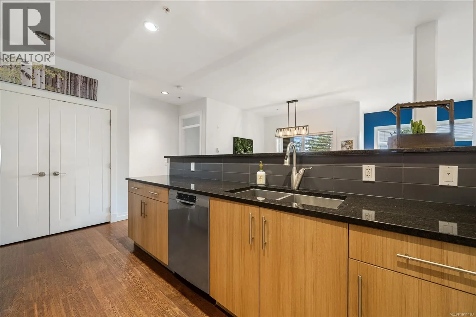 201 2415 Amherst Ave