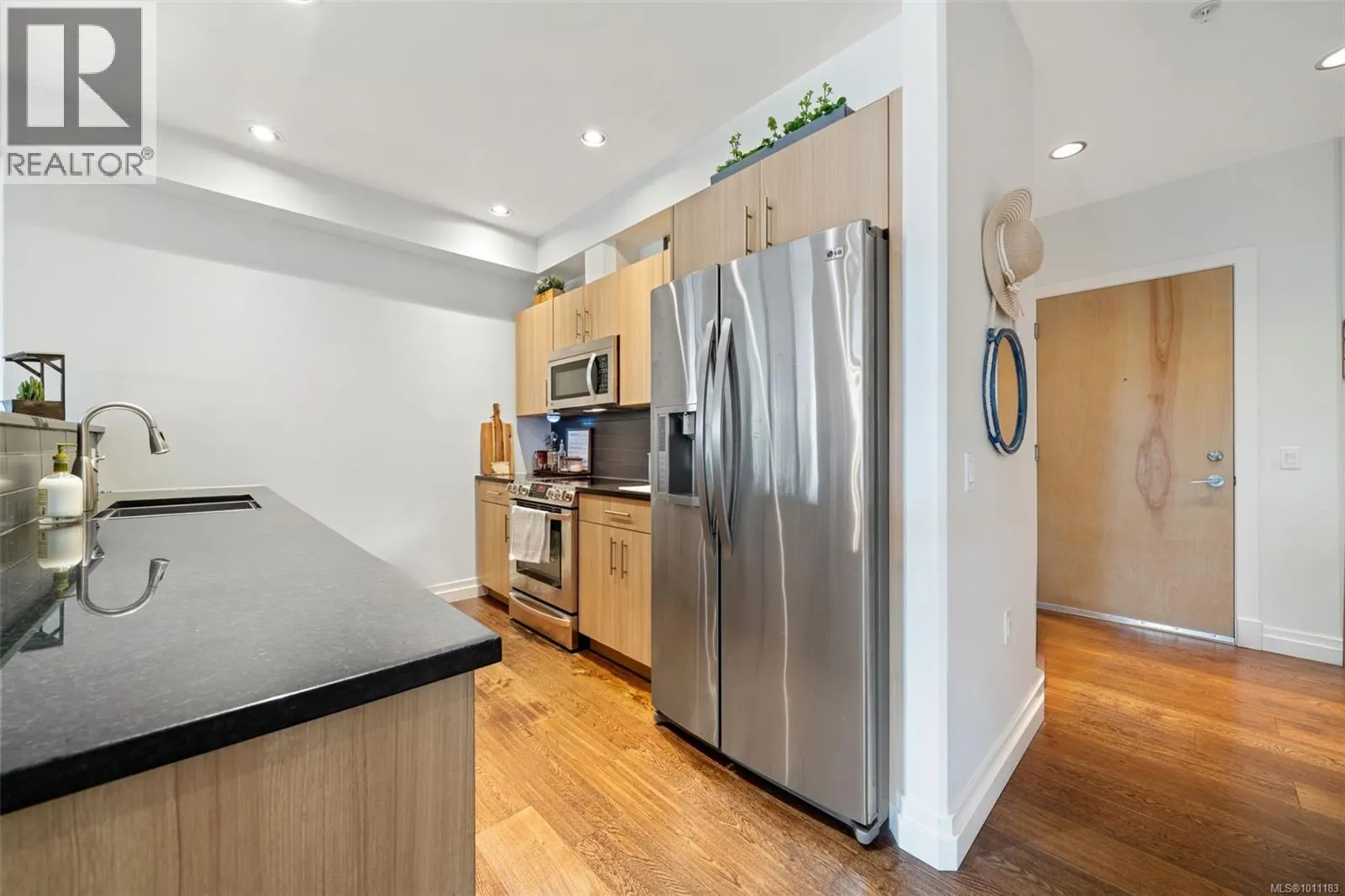 201 2415 Amherst Ave