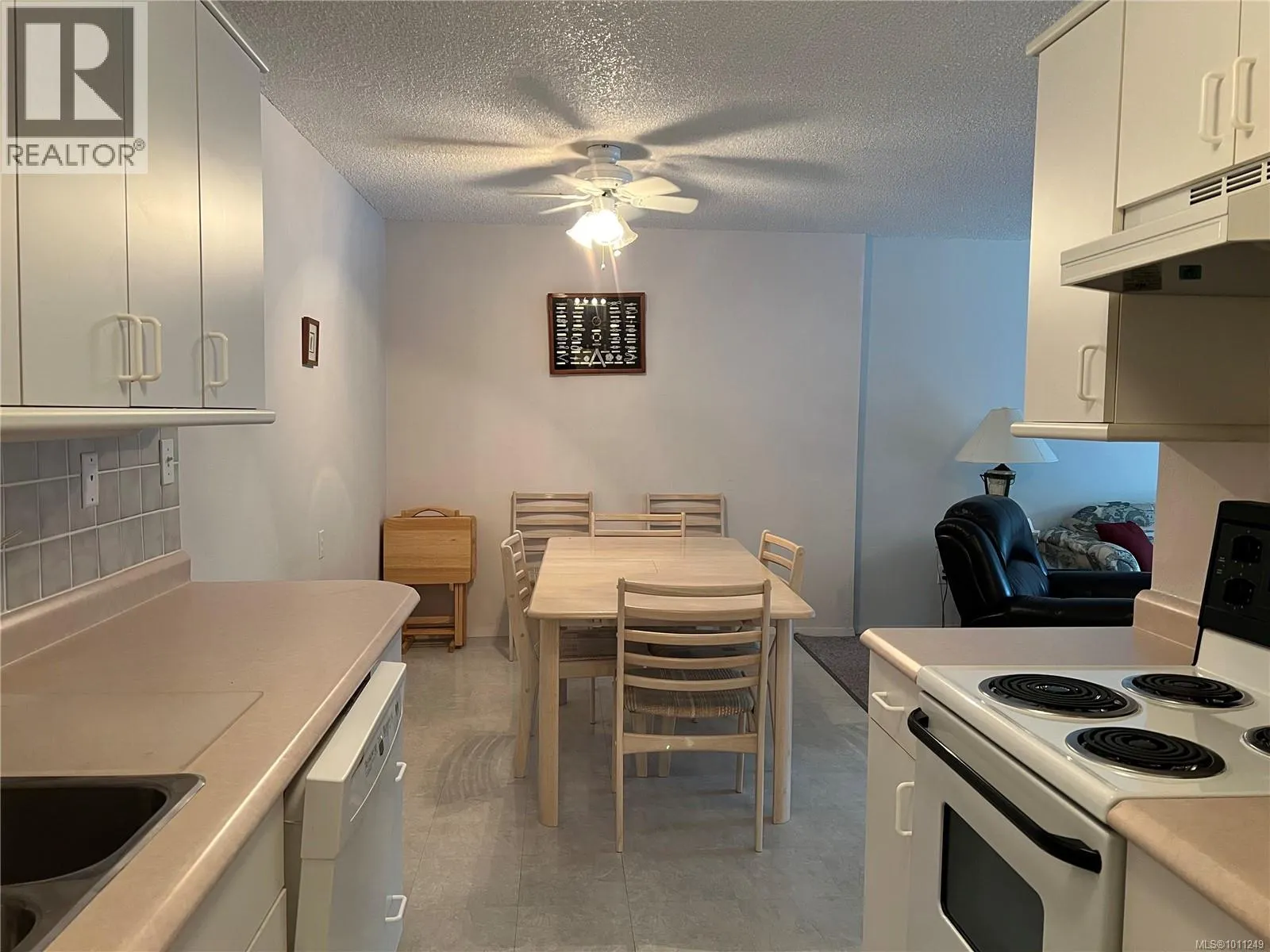 216 651 Maquinna Dr N