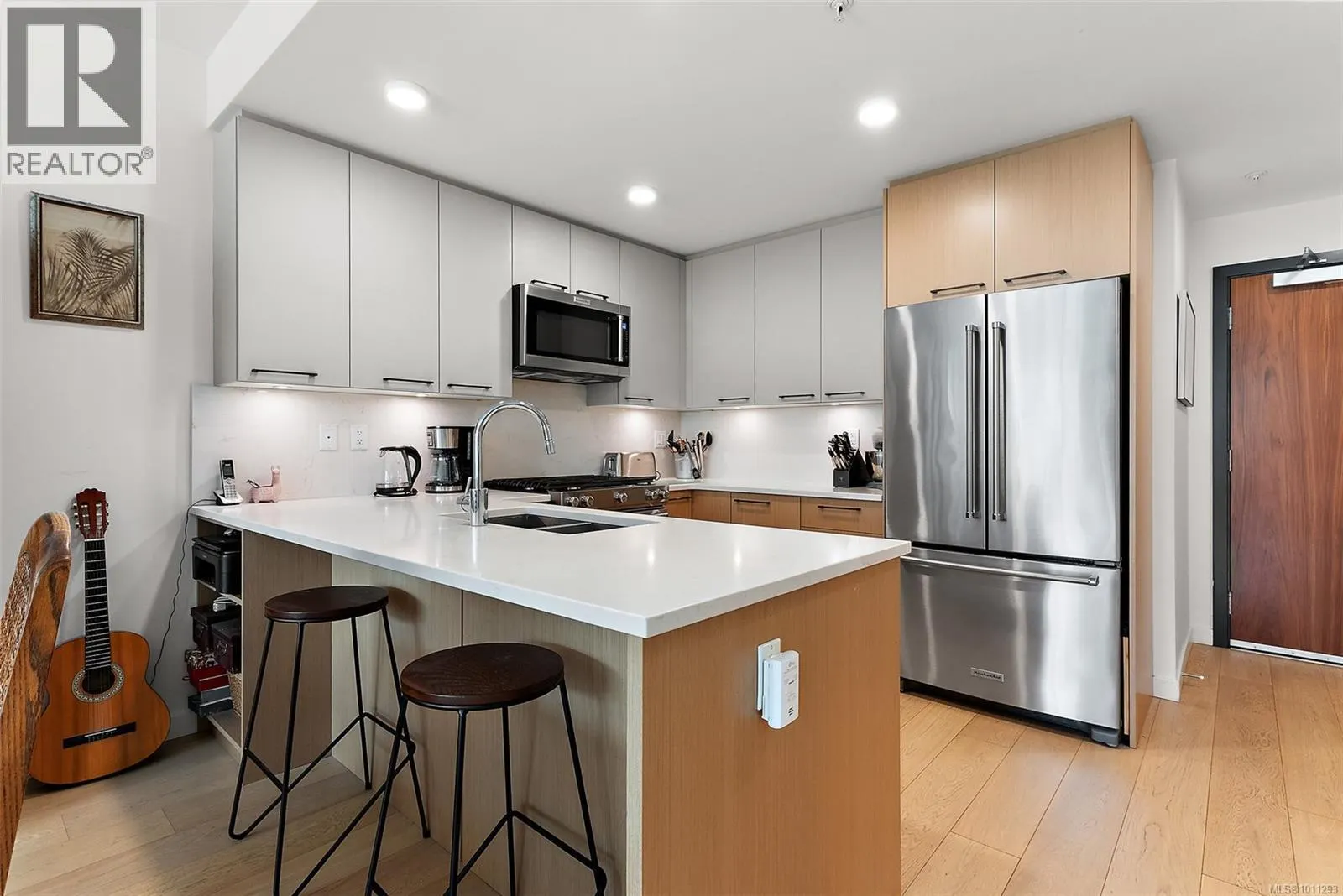 305 7162 West Saanich Rd
