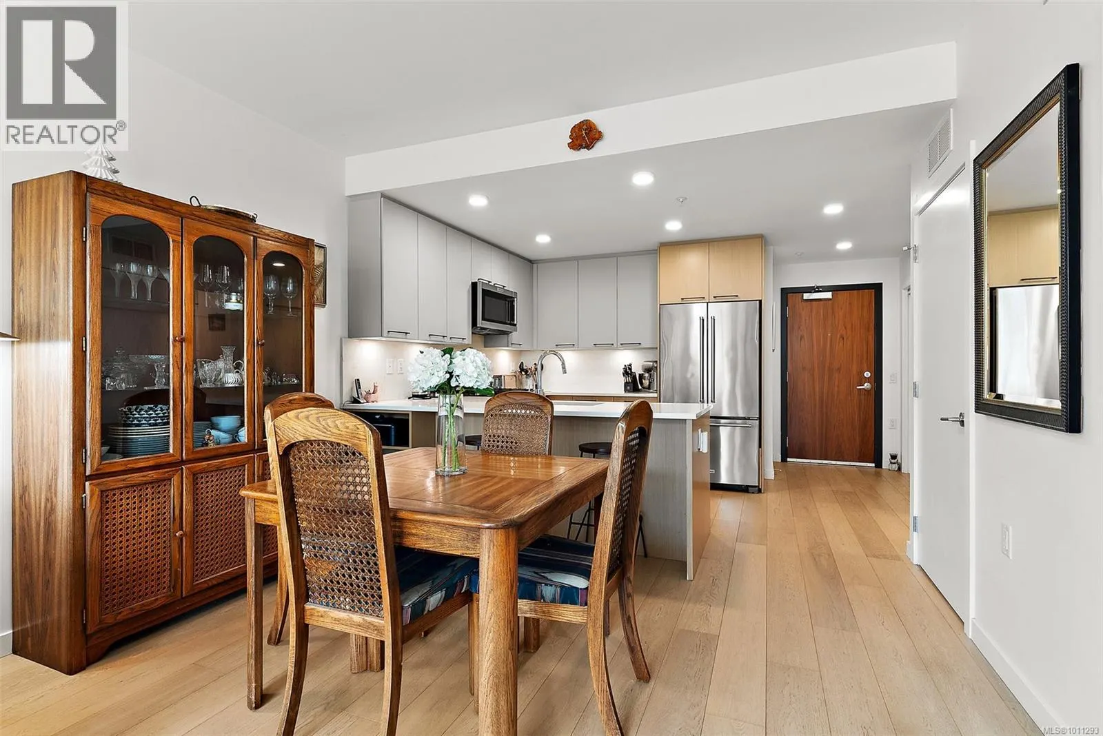 305 7162 West Saanich Rd