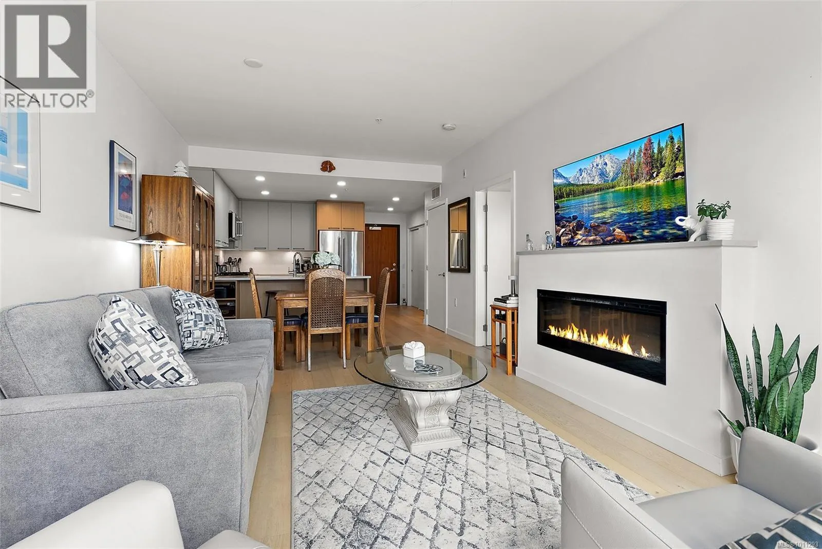 305 7162 West Saanich Rd