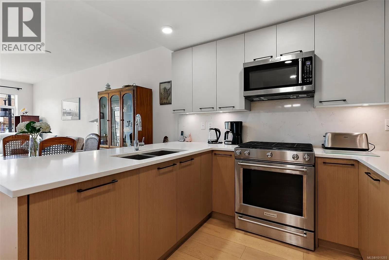 305 7162 West Saanich Rd