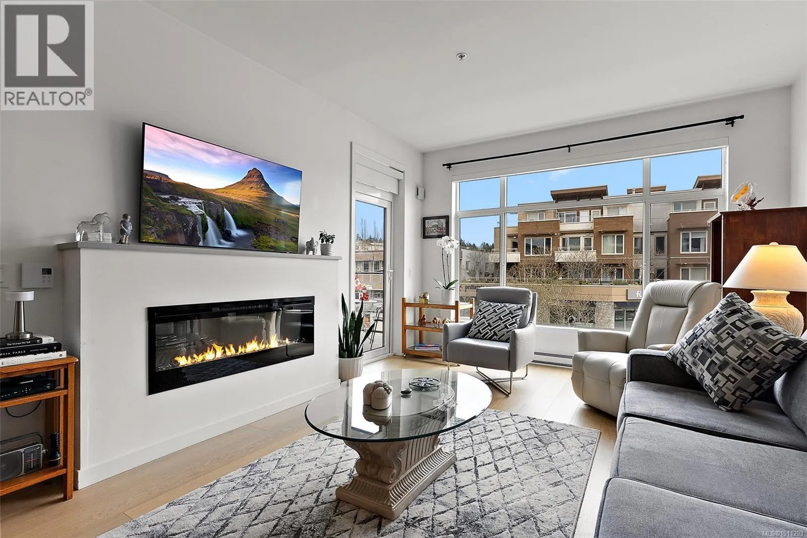 305 7162 West Saanich Rd