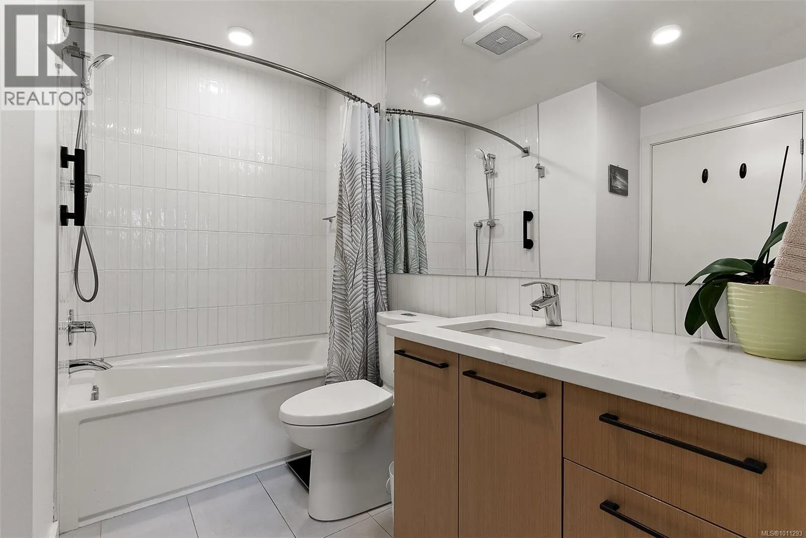305 7162 West Saanich Rd