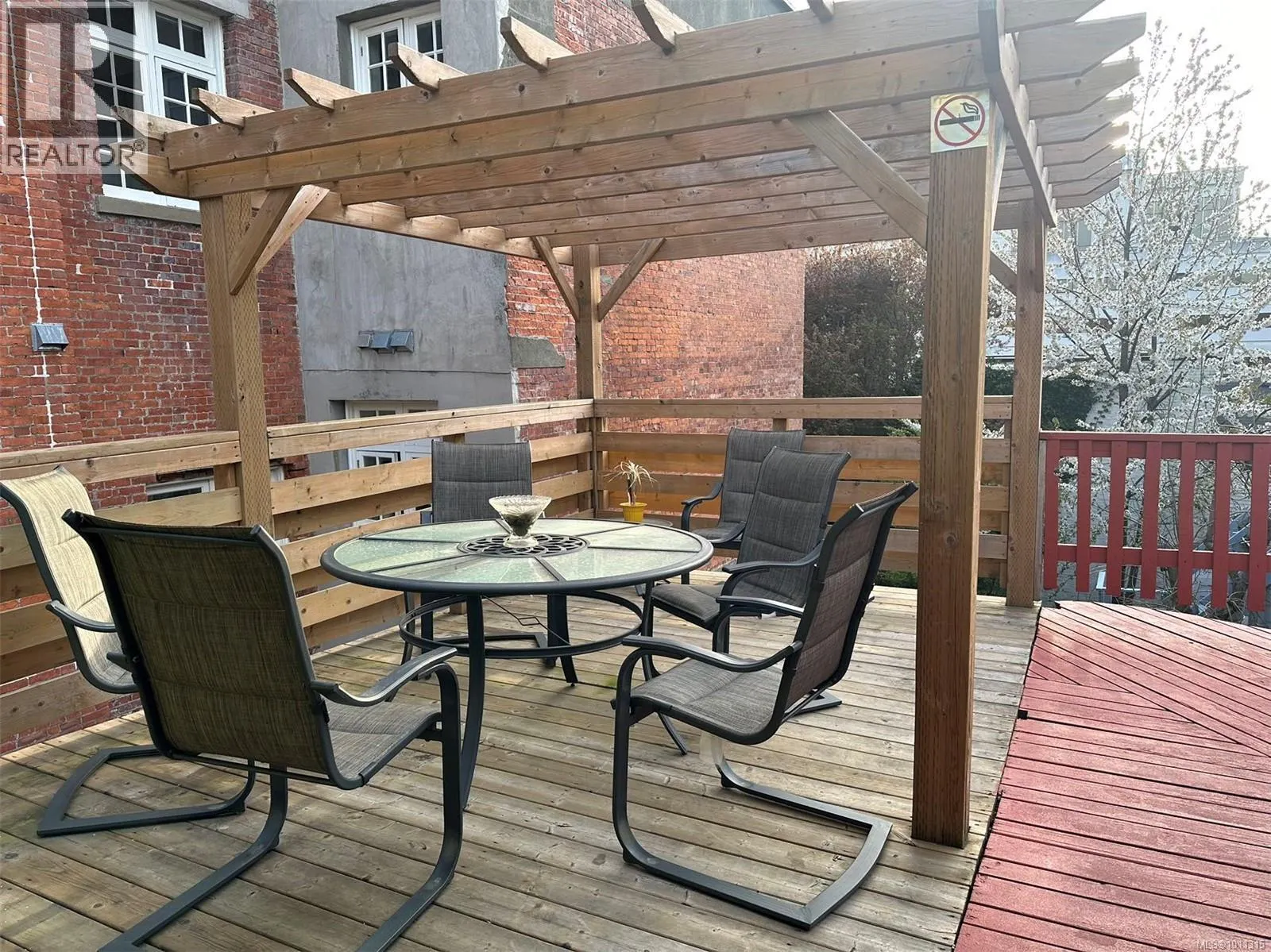 1608 Quadra St