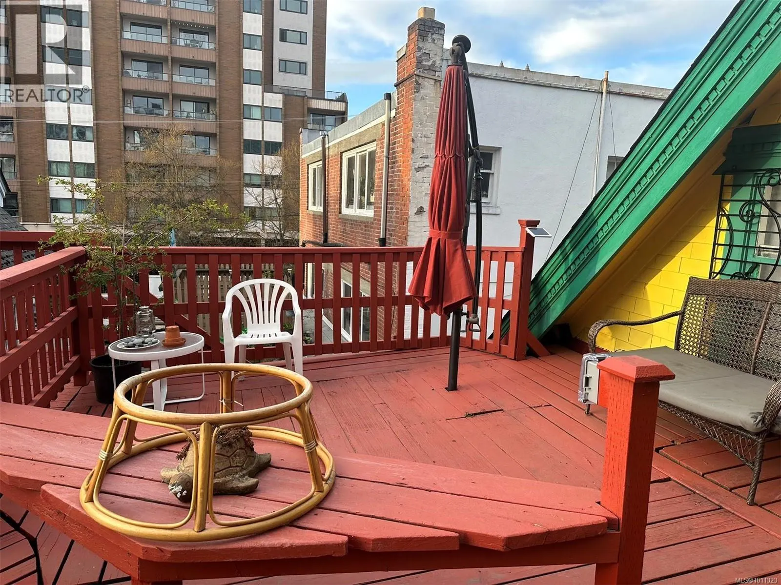 1608 Quadra St