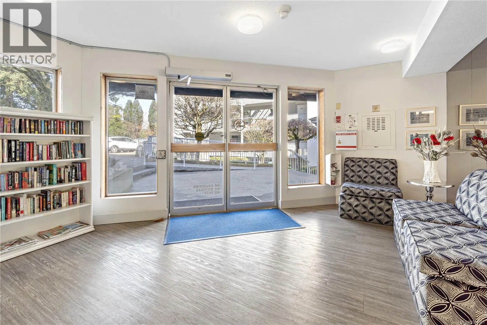 606 2562 Departure Bay Rd