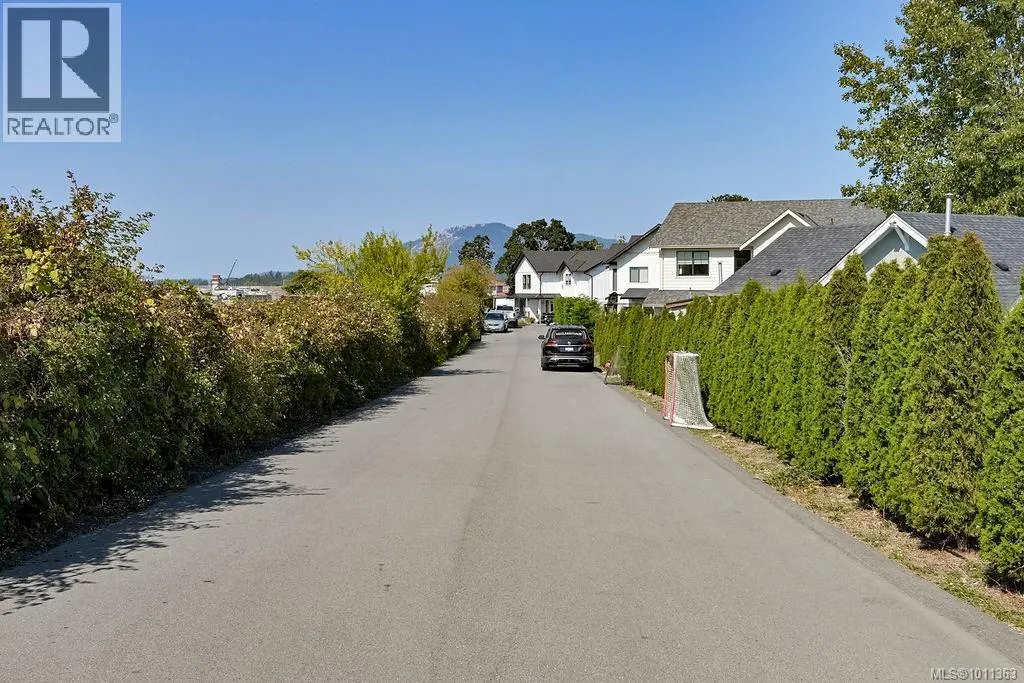 9350 East Saanich Rd